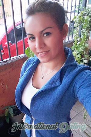 223464 - Laura Age: 36 - Costa Rica